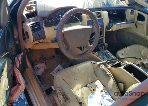 1996 Mercedes-Benz E 320 z USA, uszkodzony, nr VIN WDBJF55F2TJ013035